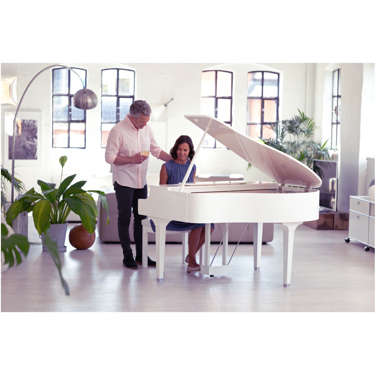 Yamaha CLP 795GP PWH Lifestylefoto Wohnzimmer mit Paar