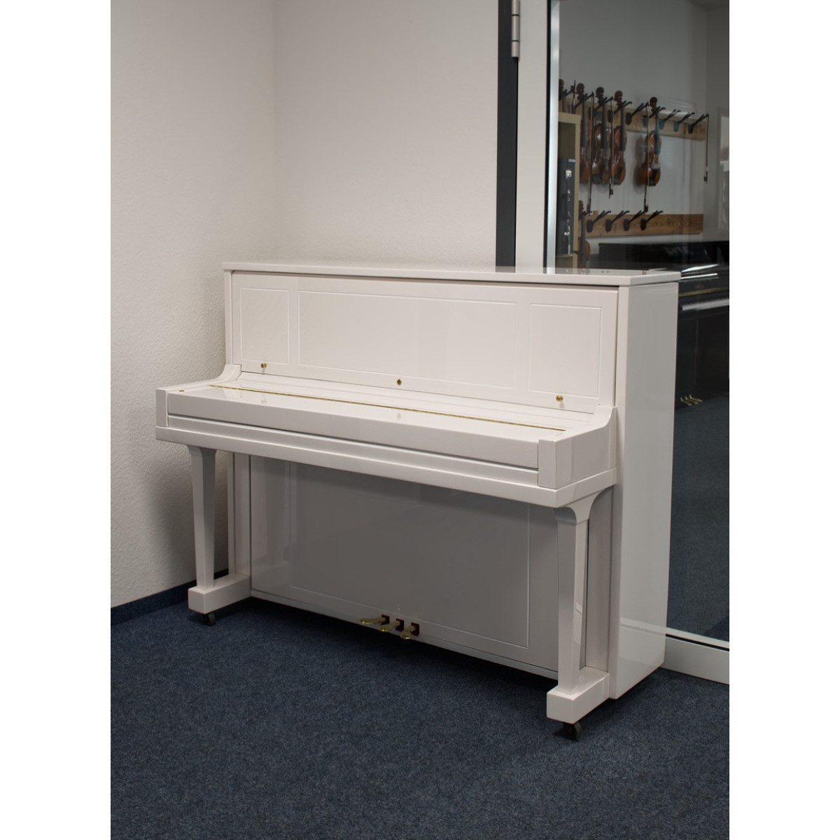 Steinway & Sons Klavier, weiss Hochglanz mit Verzierungen und Details in Messing, Ansicht: frontal, geschlossene Tastenklappe