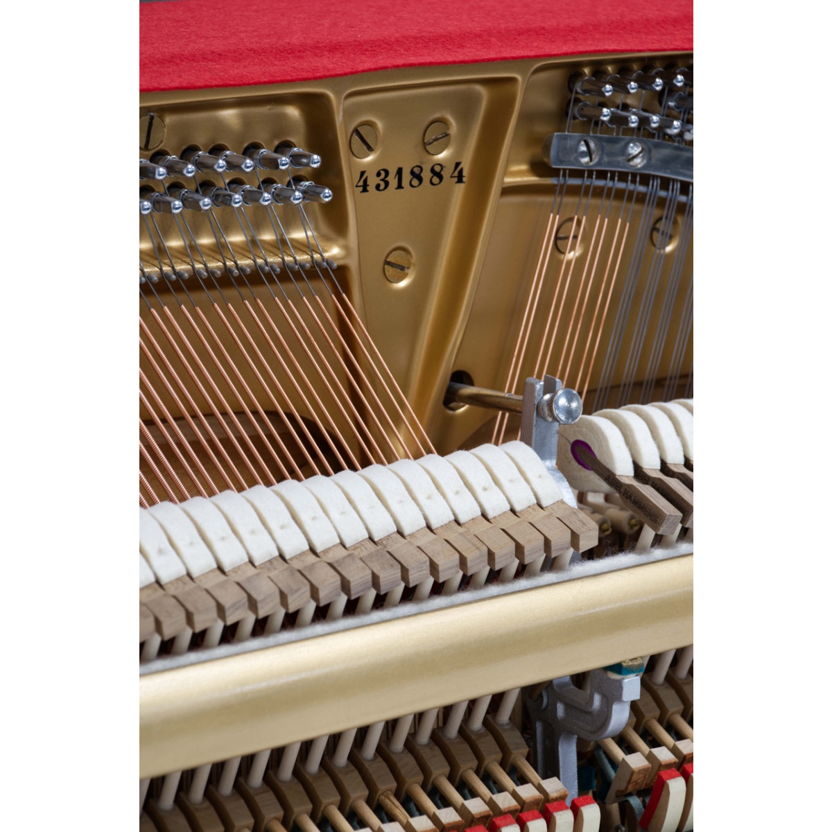 Steinway & Sons Klavier, weiss Hochglanz mit Verzierungen und Details in Messing, Ansicht: Seriennummer