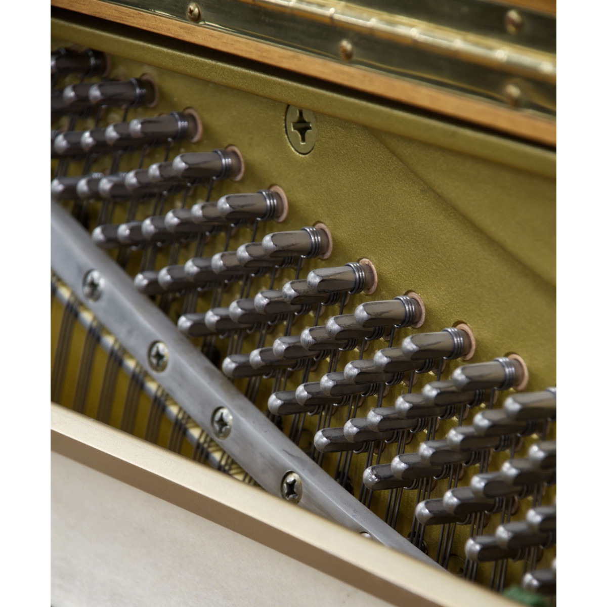 Yamaha U1 N Klavier, Holzoberfläche Kirschbaum, gebraucht kaufen bei Pianelli, Ansicht: Stimmwirbel