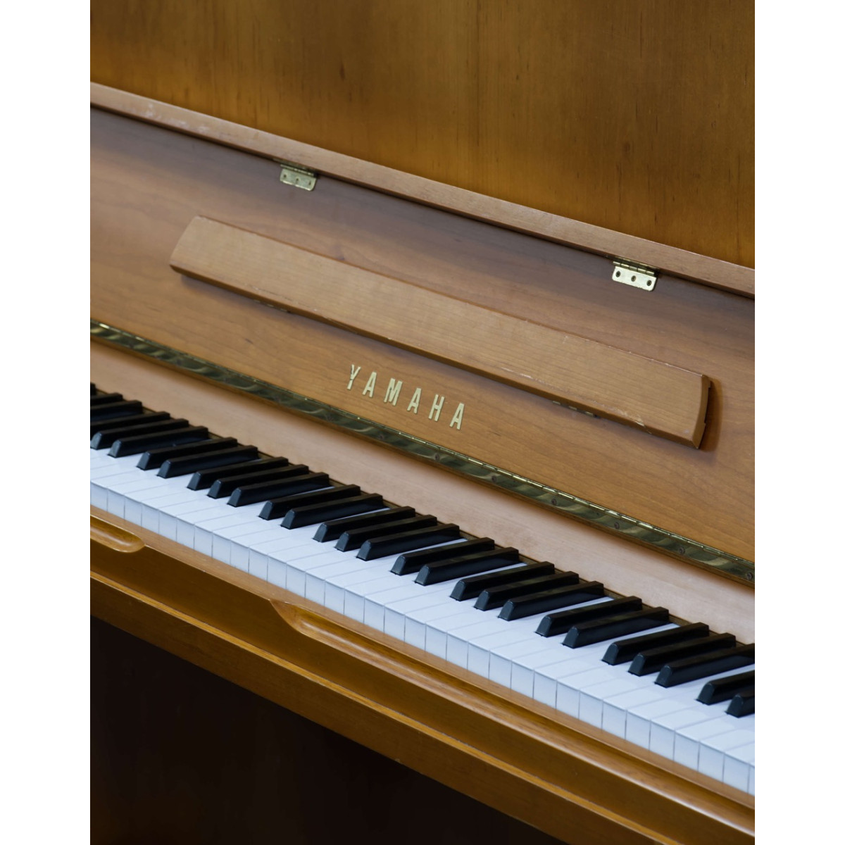 Yamaha U1 N Klavier, Holzoberfläche Kirschbaum, gebraucht kaufen bei Pianelli, Ansicht: Klaviatur fern