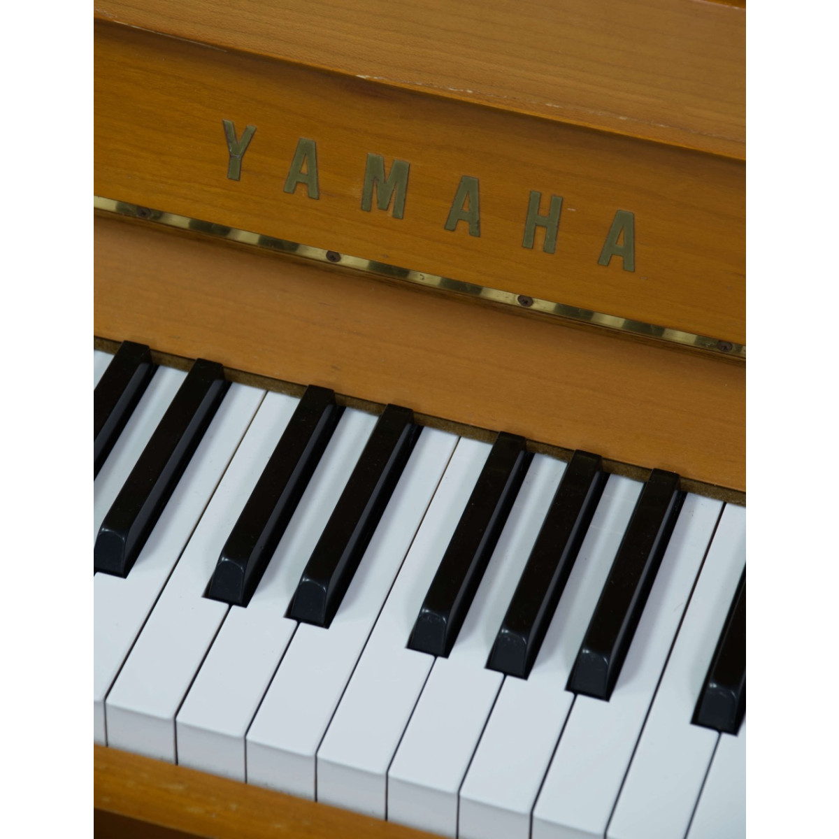 Yamaha U1 N Klavier, Holzoberfläche Kirschbaum, gebraucht kaufen bei Pianelli, Ansicht: Klaviatur nah