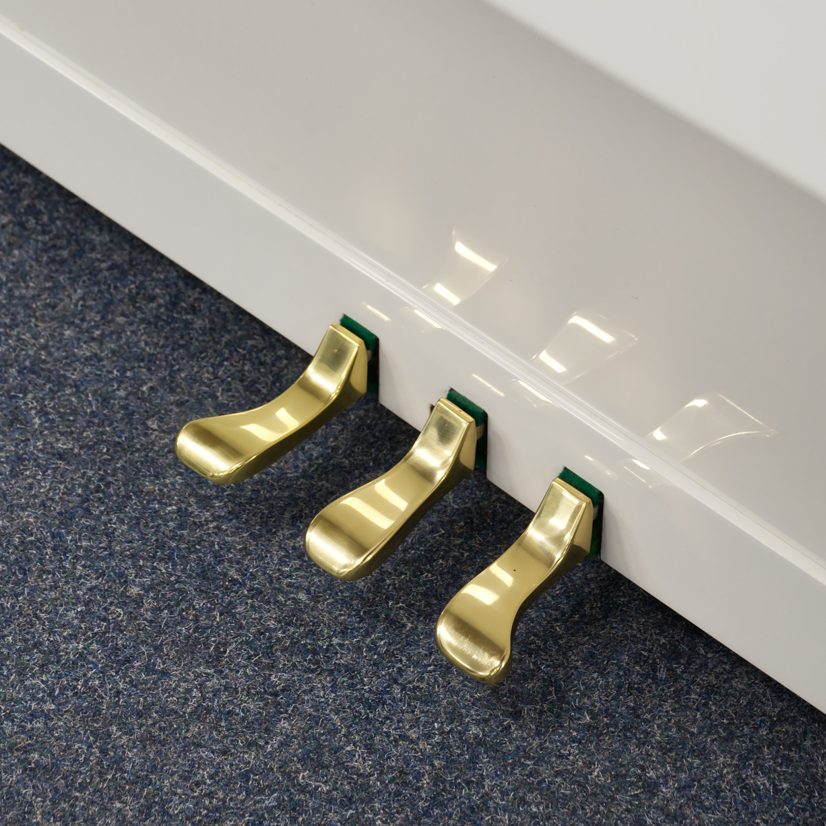 "Irmler" Designed by Blüthner, weiss Hochglanz inkl. Silentsystem QuietTime Magic Star V5, Ansicht: Pedale