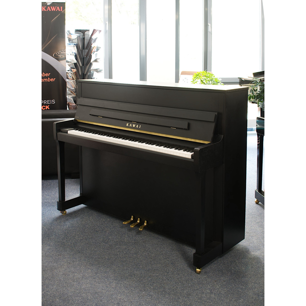 Kawai E200 schwarz matt, gebrauchter Mietrückläufer, kaufen bei Pianelli, Ansicht: schräg frontal