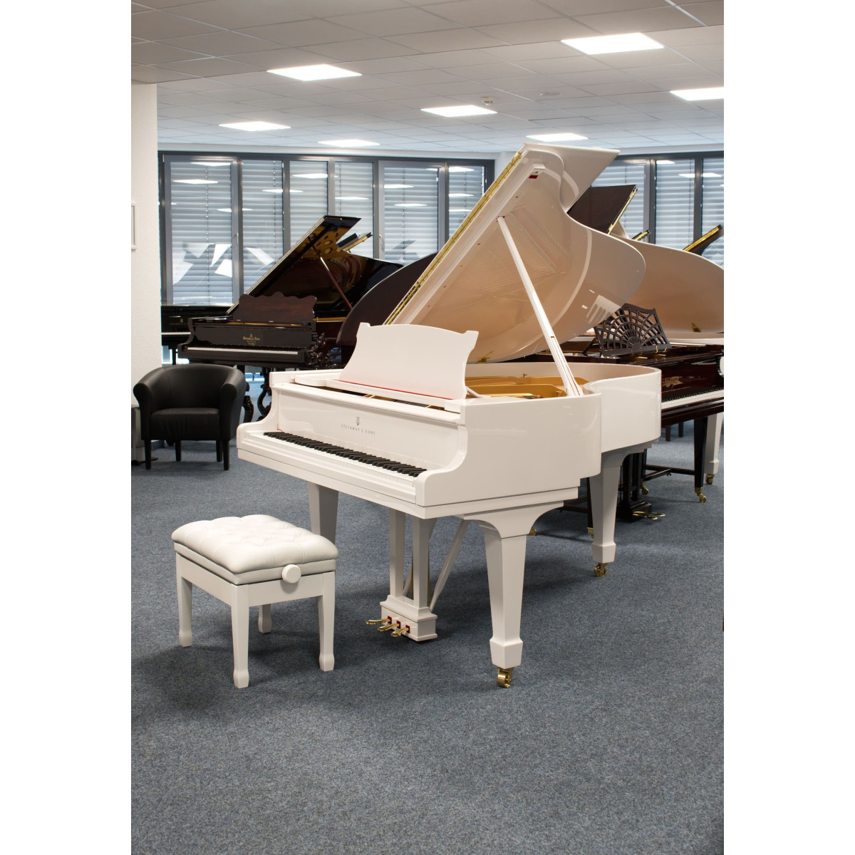 Steinway & Sons Flügel, O-180, weiss Hochglanz, Baujahr 1901, Ansicht: schräg frontal mit Bank
