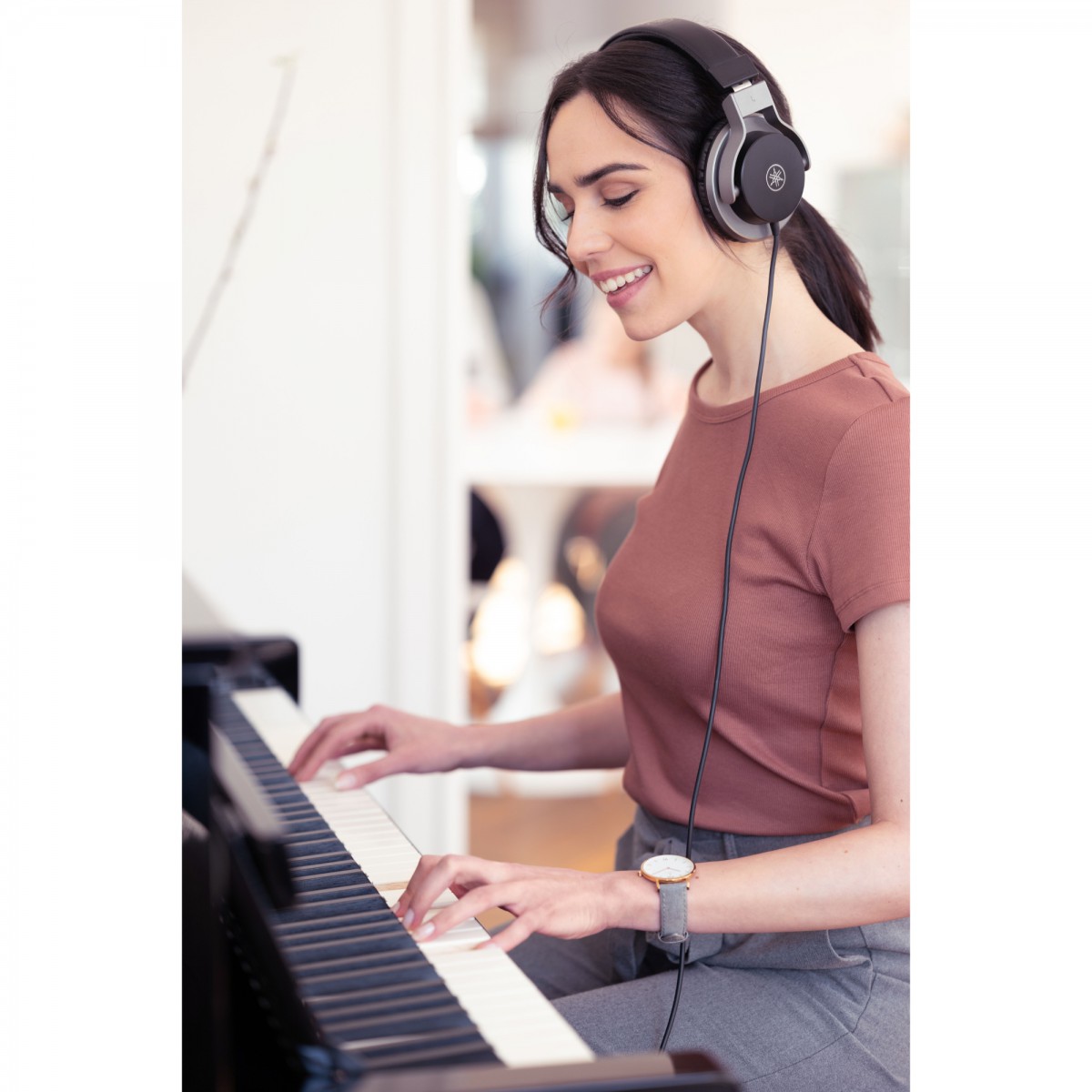 Yamaha CLP 785 B Lifestylefoto Frau mit Kopfhörern