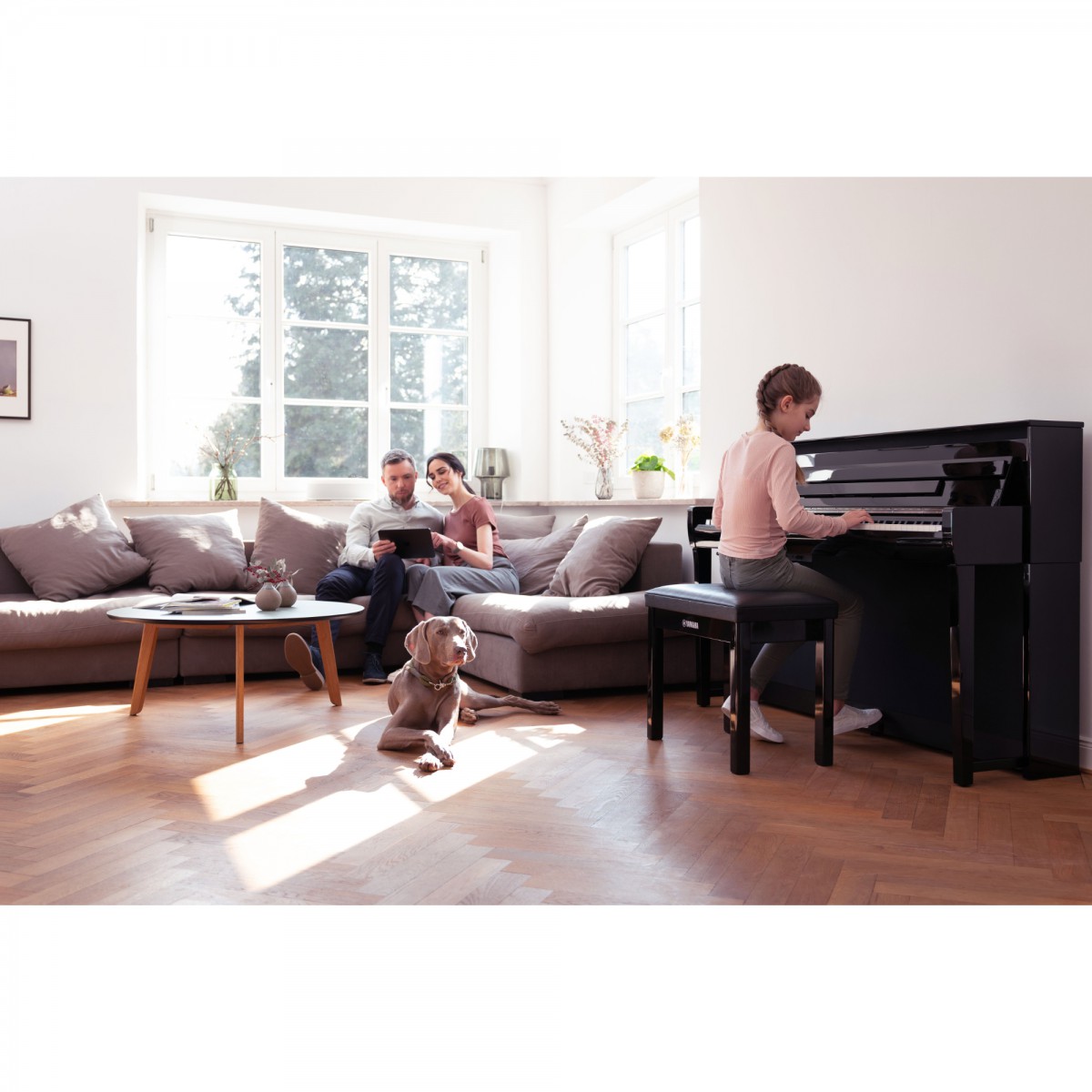 Yamaha CLP 785 PE Lifestylefoto Wohnzimmer mit Kindern und Hund