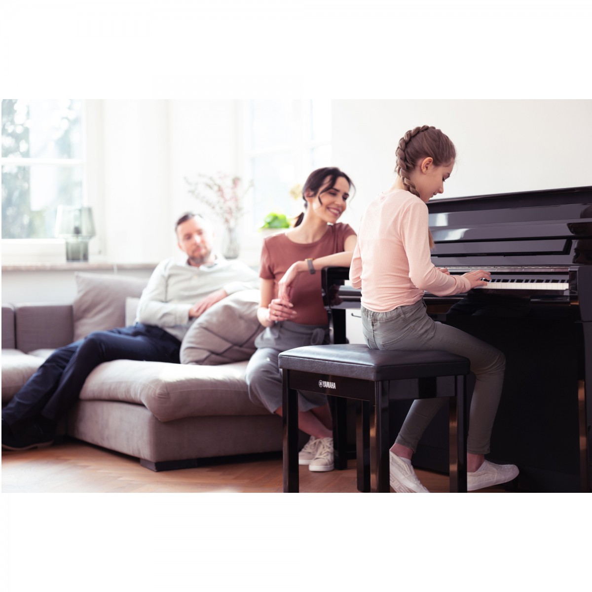 Yamaha CLP 785 PE Lifestylefoto Wohnzimmer mit Kindern