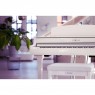 Yamaha CLP 795GP PWH Lifestylefoto mit Bank