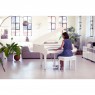 Yamaha CLP 795GP PWH Lifestylefoto Wohnzimmer mit Frau