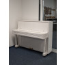 Steinway & Sons Klavier, weiss Hochglanz mit Verzierungen und Details in Messing, Ansicht: frontal, geschlossene Tastenklappe