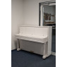 Steinway & Sons Klavier, weiss Hochglanz mit Verzierungen und Details in Messing, frontal, geschlossene Tastenklappe