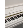 Steinway & Sons Klavier, weiss Hochglanz mit Verzierungen und Details in Messing, Ansicht: Klaviatur