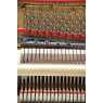 Steinway & Sons Klavier, weiss Hochglanz mit Verzierungen und Details in Messing, Ansicht: Innen