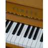 Yamaha U1 N Klavier, Holzoberfläche Kirschbaum, gebraucht kaufen bei Pianelli, Ansicht: Klaviatur nah