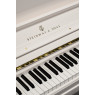 Steinway & Sons Klavier, weiss Hochglanz mit Verzierungen und Details in Messing, Ansicht: Klaviatur