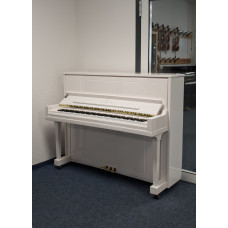 Steinway & Sons Klavier, weiss Hochglanz mit Verzierungen und Details in Messing, Ansicht: frontal