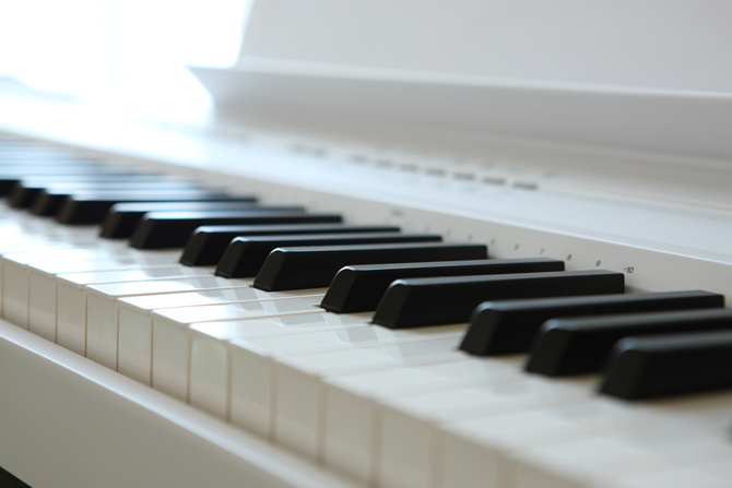Die Funktionsweise eines E-Pianos E-Piano Klaviatur Nahaufnahme