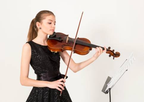 Mädchen mit schwarzem Kleid spiel Bratsche