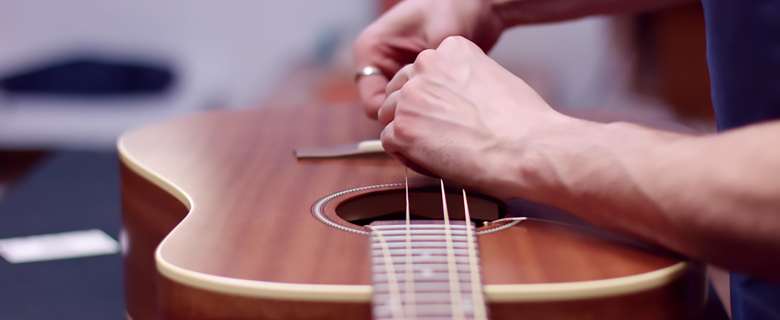 Gitarrensaiten aufziehen