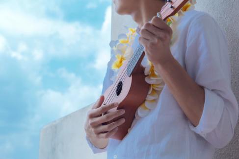 Jemand hält eine Ukulele in der Hand