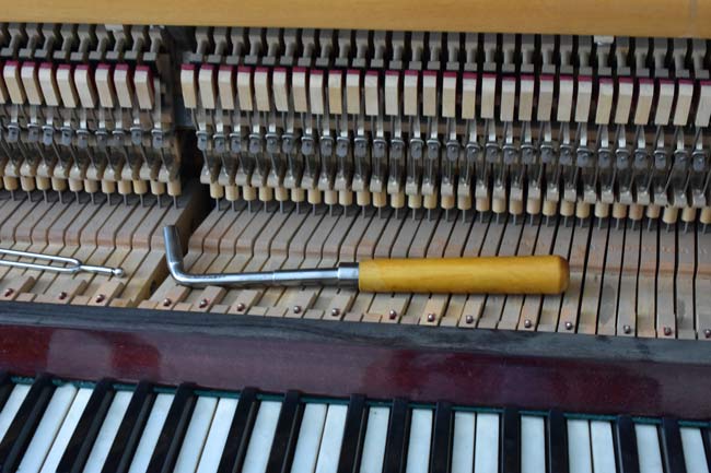 Stimmschlüssel und Stimmgabel in einem Klavier